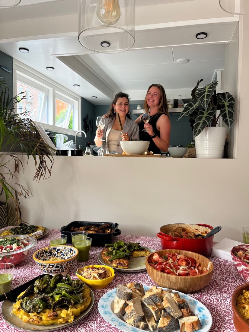 Annemiek en Zita in de keuken